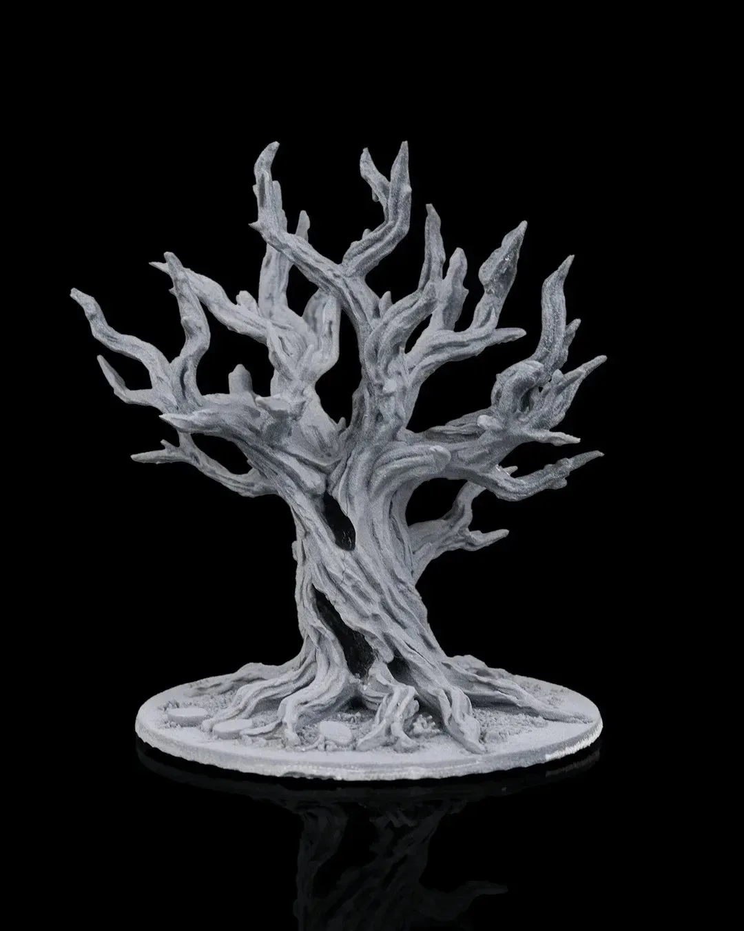 Ancient Trees 3D gedrucktes Tabletop Terrain Set mit kahlen Baumstämmen und verwitterten Stubben auf Spieltisch