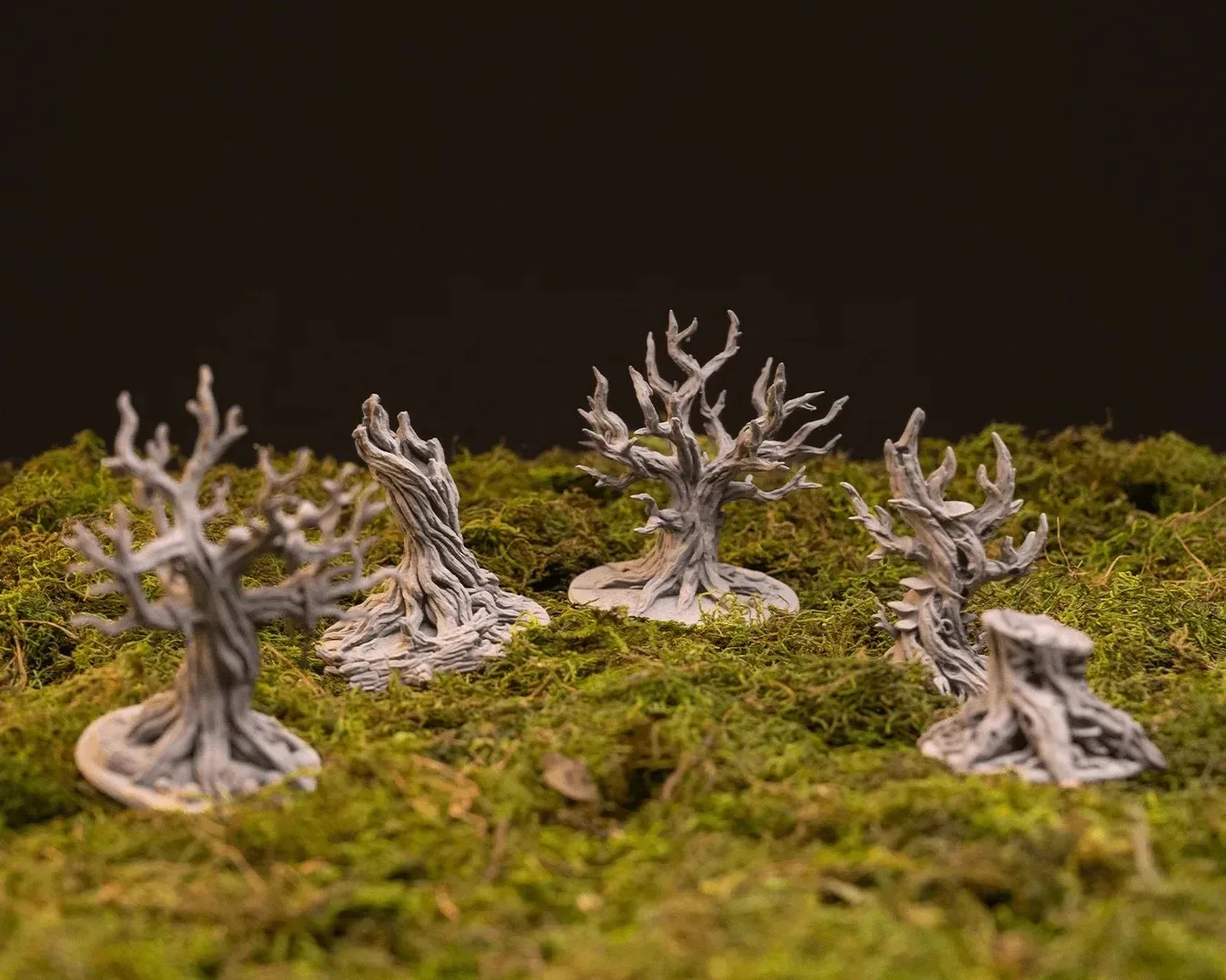 Ancient Trees 3D gedrucktes Tabletop Terrain Set mit kahlen Baumstämmen und verwitterten Stubben auf Spieltisch