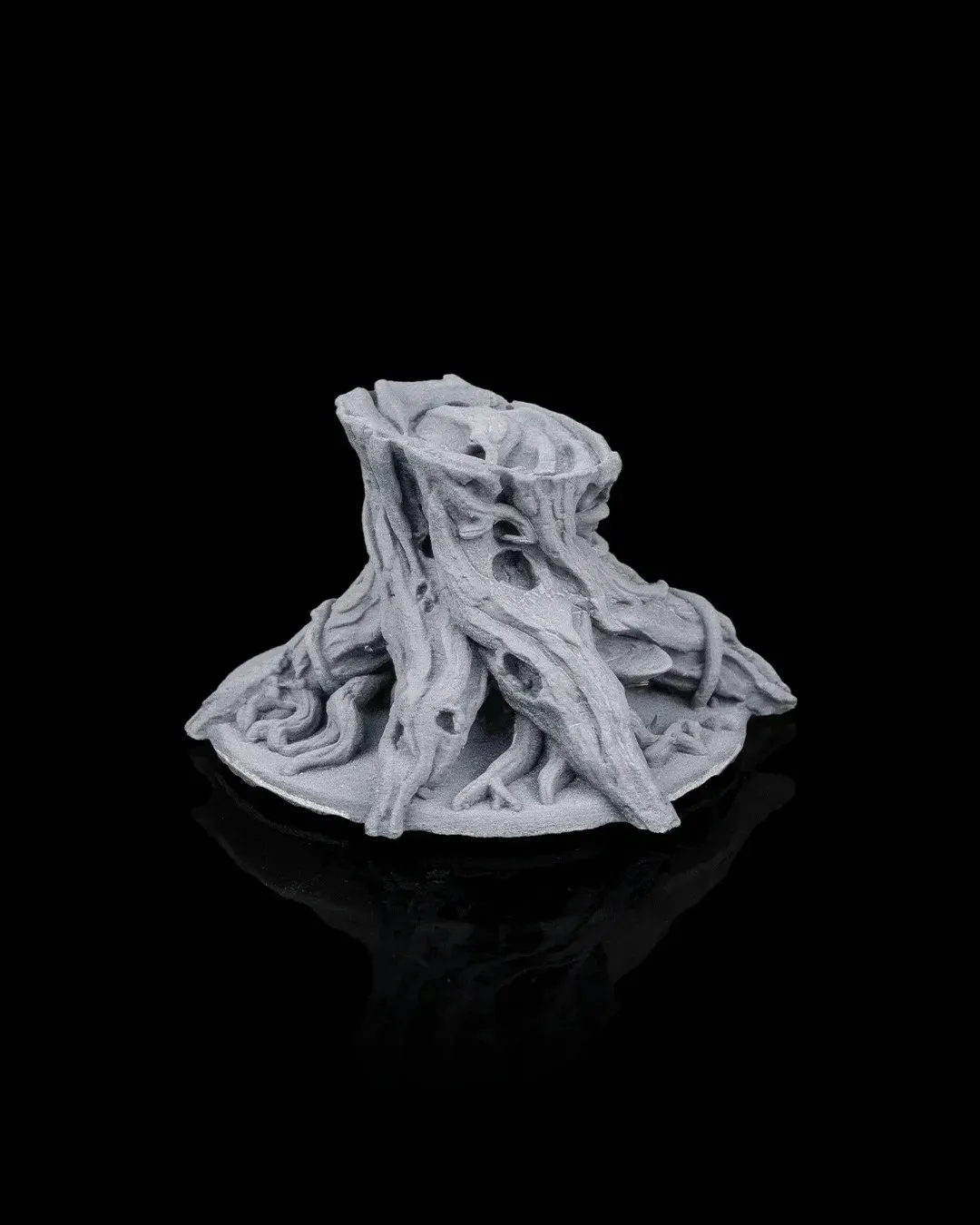 Ancient Trees 3D gedrucktes Tabletop Terrain Set mit kahlen Baumstämmen und verwitterten Stubben auf Spieltisch