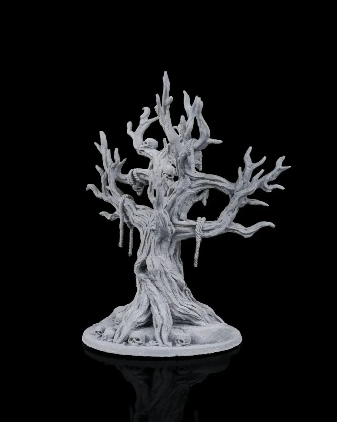 Ancient Trees 3D gedrucktes Tabletop Terrain Set mit kahlen Baumstämmen und verwitterten Stubben auf Spieltisch