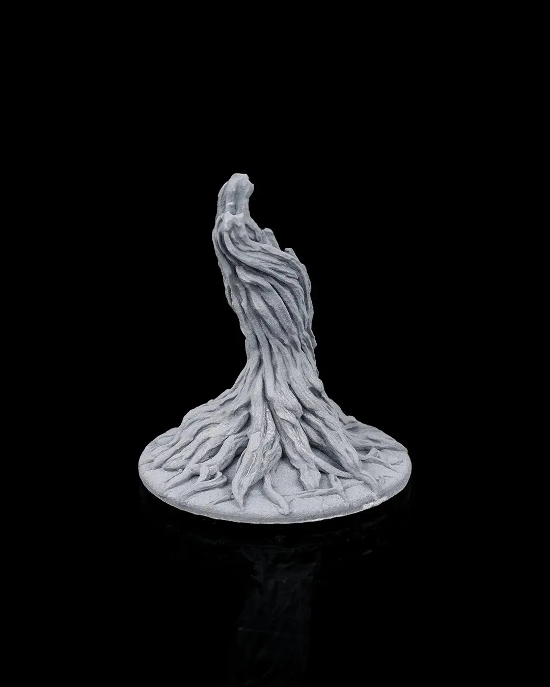 Ancient Trees 3D gedrucktes Tabletop Terrain Set mit kahlen Baumstämmen und verwitterten Stubben auf Spieltisch