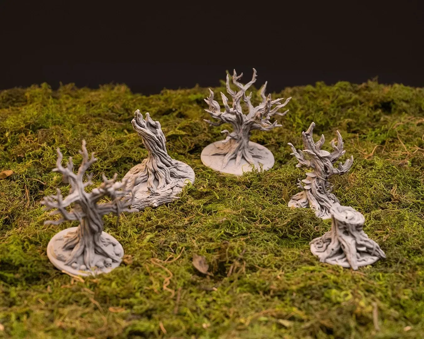 Ancient Trees 3D gedrucktes Tabletop Terrain Set mit kahlen Baumstämmen und verwitterten Stubben auf Spieltisch