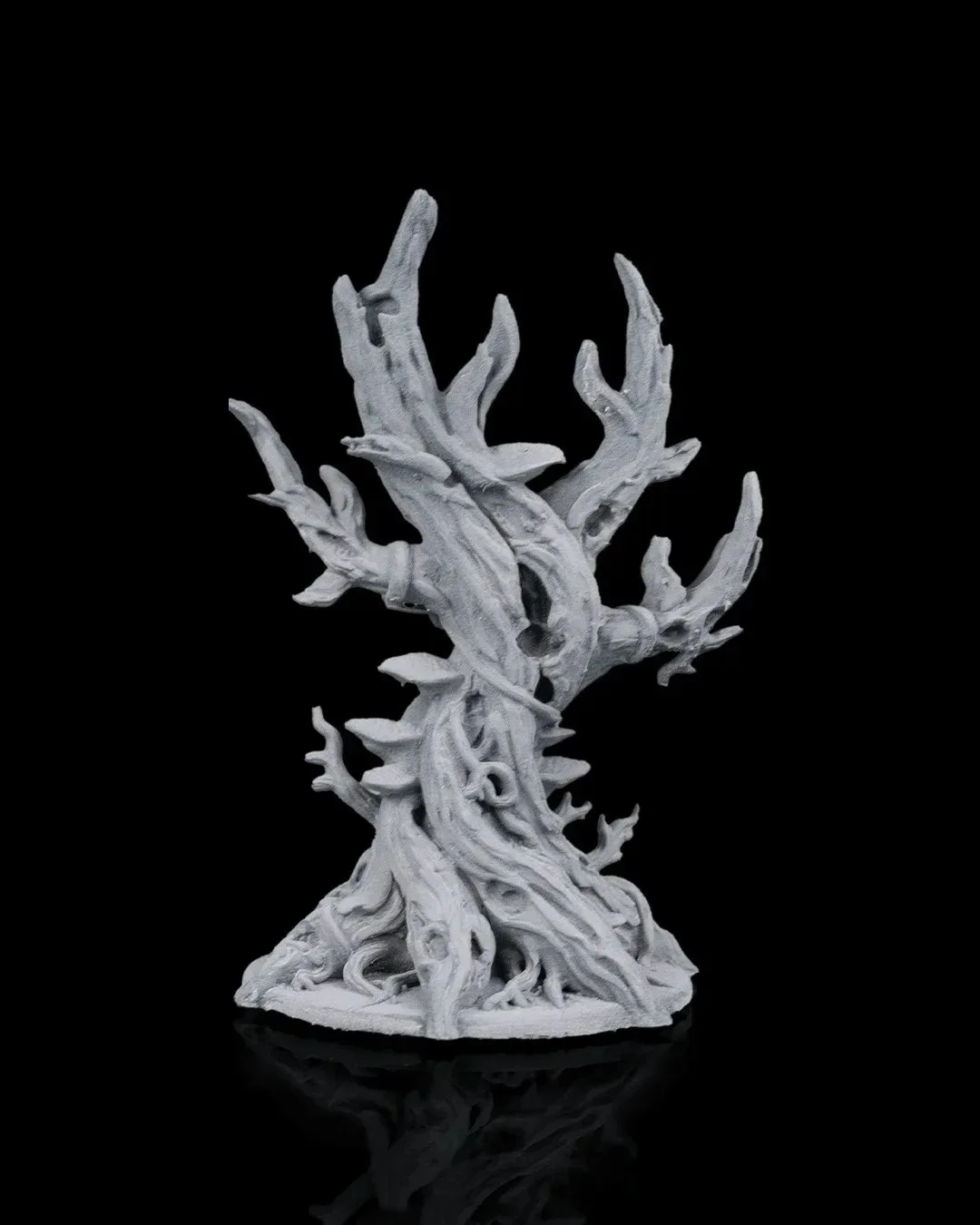 Ancient Trees 3D gedrucktes Tabletop Terrain Set mit kahlen Baumstämmen und verwitterten Stubben auf Spieltisch